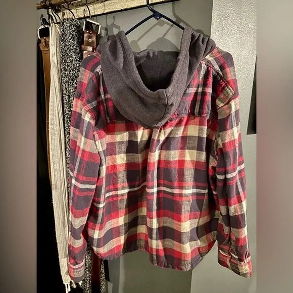 American Eagle Outfitters Red and Black Crop Plaid Flannel Shirt - Picture 4 of 4